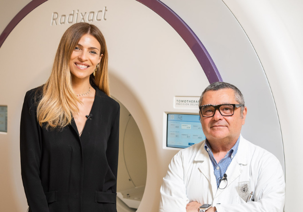 Cristina Chiabotto con il Dottor Marco Gatti davanti alla Tomotherapy